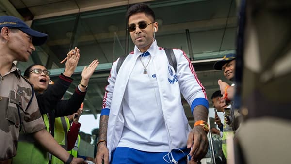 टी20 वर्ल्डकप 2026 स्पर्धेचं जेतेपद कोण मिळवणार? यासाठी भारत आणि न्यूझीलंड यांच्यात सामना होणार आहे. हा सामना 8 मार्च रोजी अहमदाबादच्या नरेंद्र मोदी स्टेडियममध्ये होणार आहे. या सामन्यासाठी दोन्ही संघ अहमदाबादमध्ये दाखल झाले आहेत. (Photo- BCCI Twitter)
