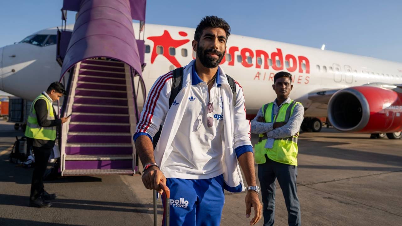 अंतिम सामन्यासाठी टीम इंडिया शुक्रवारी म्हणजेच 6 मार्चच्या संध्याकाळी अहमदाबादमध्ये पोहोचली. विमानतळावरून भारतीय संघ थेट ताज हॉटेलमध्ये गेला.  तिथे खेळाडूंचे जोरदार स्वागत करण्यात आले.  (Photo- BCCI Twitter)