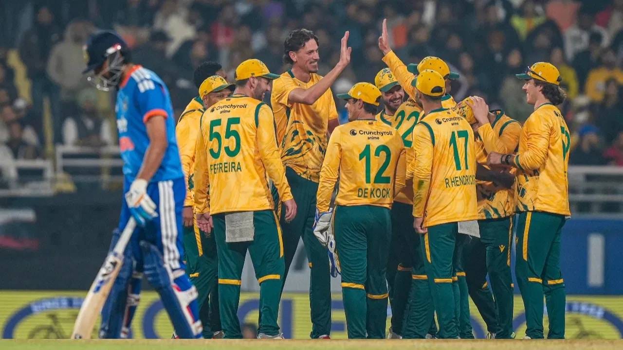 2011 चा वनडे वर्ल्डकप जिंकण्यापूर्वी भारताला दक्षिण अफ्रिकेकडून पराभवाचं तोंड पाहावं लागलं होतं. आता टी20 वर्ल्डकप 2026 स्पर्धेत तसंच झालं आहे. या स्पर्धेत भारताचा एकमेव पराभव झाला आहे. दक्षिण अफ्रिकेने भारताला पराभूत केलं आहे. 