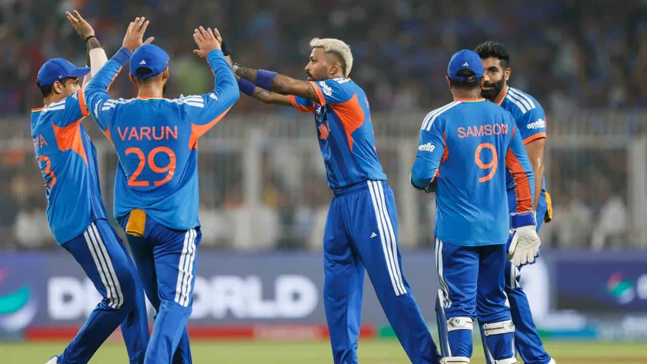 टी20 वर्ल्डकप 2026 स्पर्धेतील अंतिम फेरीचा सामना भारत आणि न्यूझीलंड यांच्यात होणार आहे. हा सामना 8 मार्चला अहमदाबादच्या नरेंद्र मोदी स्टेडियममध्ये होणार आहे. भारताकडे सलग दुसऱ्यांदा जेतेपद जिंकण्याची संधी आहे. दुसरीकडे, विजयासाठी चार योगही जुळून आले आहेत.