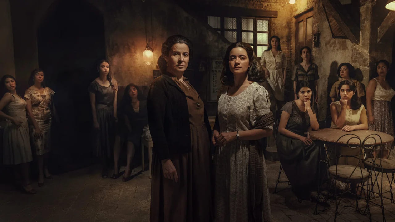 हळूहळू त्यांच्या आसपासच्या मुली आणि काही लोक गायब होऊ लागतात. एका मुलीच्या हत्येनंतर या भयानक घटनांची साखळी उलगडायला सुरुवात होते. ही सीरिज प्रत्यक्षात ‘लास मुएर्टास’ या नावाने ओळखल्या जाणाऱ्या खऱ्या घटनेवर आधारित आहे. 