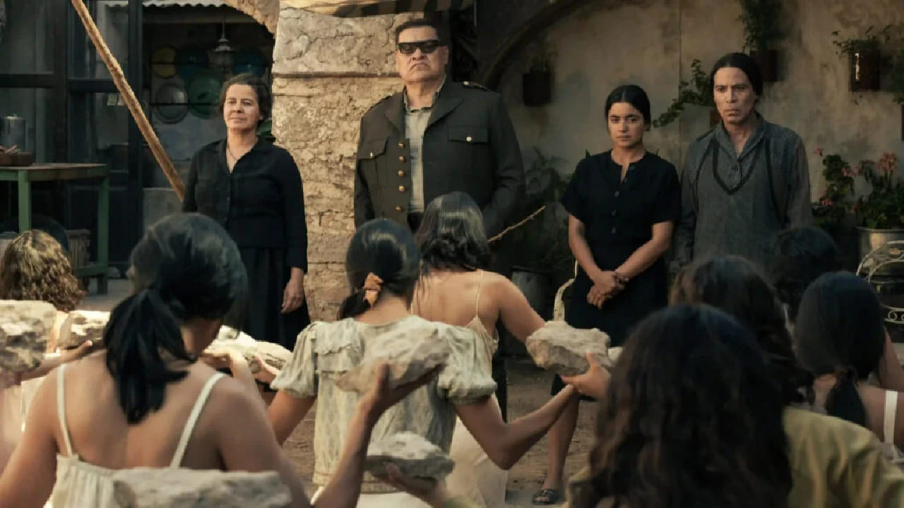 ‘The Dead Girls’ ही मेक्सिकन क्राइम-ड्रामा वेब सीरीज 10 सप्टेंबर 2025 रोजी ओटीटी प्लॅटफॉर्मवर प्रदर्शित झाली. या सीरिजची कथा दोन ‘बालाद्रो सिस्टर्स’भोवती फिरते, ज्या सुरुवातीला एक बार चालवत होत्या. पुढे त्यांनी वेश्याव्यवसाय सुरू केला आणि त्यासाठी लहान मुली व तरुणींना खरेदी करून त्यांचा वापर केला. 