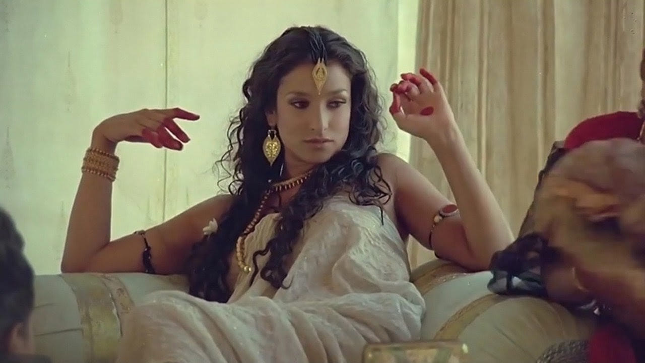 ‘द पिंक मिरर’ हा चित्रपट ट्रान्सजेंडर व्यक्तींच्या आयुष्यावर आधारित होता. दोन ट्रान्सजेंडर महिला आणि एका समलैंगिक तरुणाभोवती फिरणारी ही कथा CBFC ने अश्लील आणि आक्षेपार्ह ठरवत बॅन केली. 