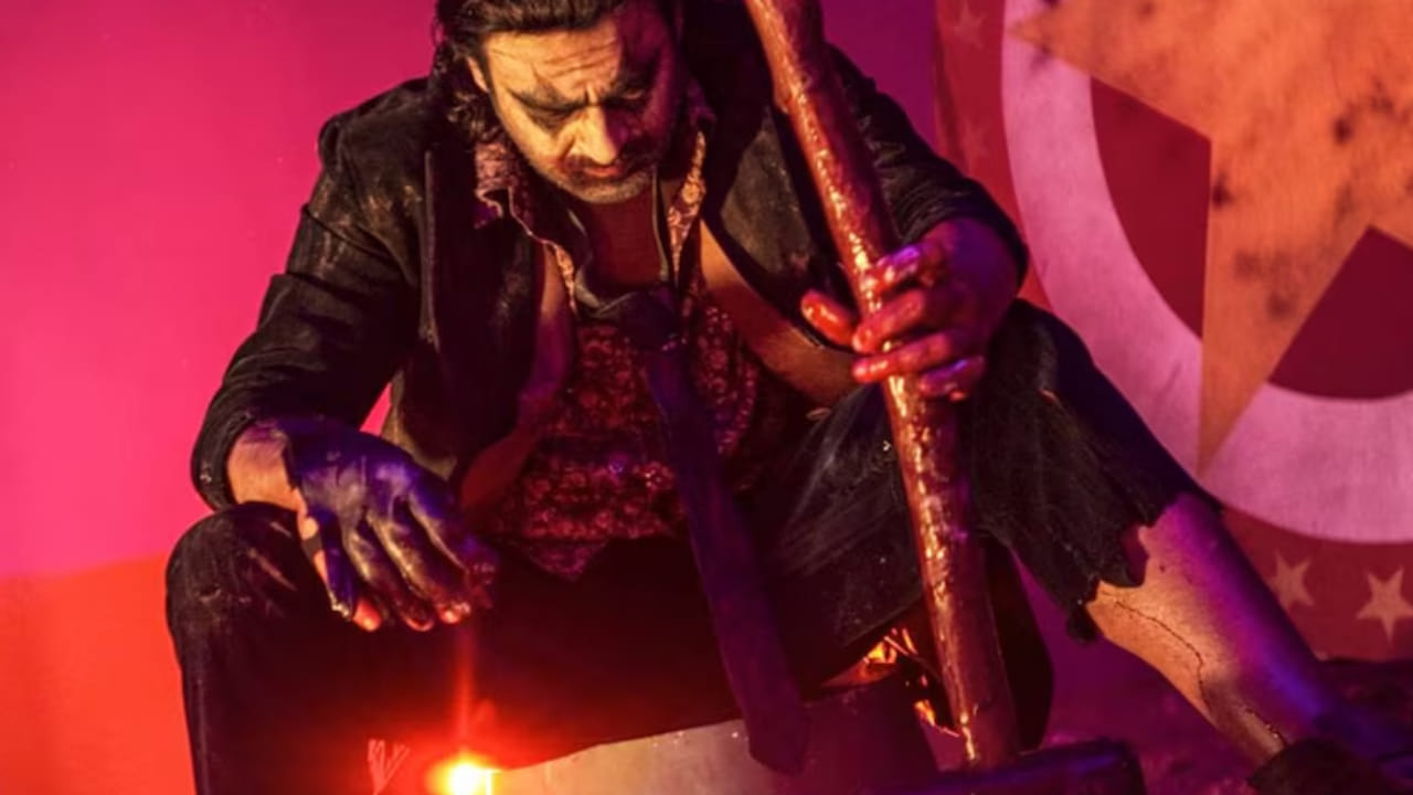 ‘द राजा साब’ या चित्रपटाची कथा रोमांस, कॉमेडीने भरलेली आहे. मीडिया रिपोर्टनुसार या चित्रपटाचे बजेट सुमारे 400 कोटी रुपये होते. मात्र या चित्रपटाने जगभरात सुमारे 183 ते 206 कोटी रुपयांदरम्यान कमाई केली.