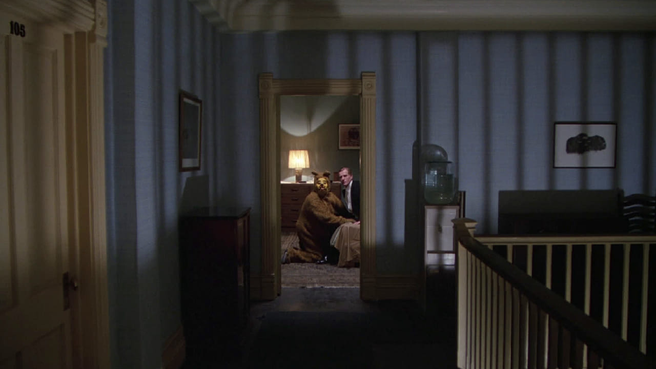 हॉरर चित्रपटांमध्ये काही कथा अशा असतात की त्या दीर्घकाळ प्रेक्षकांच्या मनात घर करून राहतात. अशाच चित्रपटांपैकी एक म्हणजे The Shining. जवळपास 46 वर्षांपूर्वी प्रदर्शित झालेला हा चित्रपट आजही हॉरर आणि सायकोलॉजिकल थ्रिलर प्रकारातील सर्वात प्रभावी चित्रपटांपैकी एक मानला जातो.