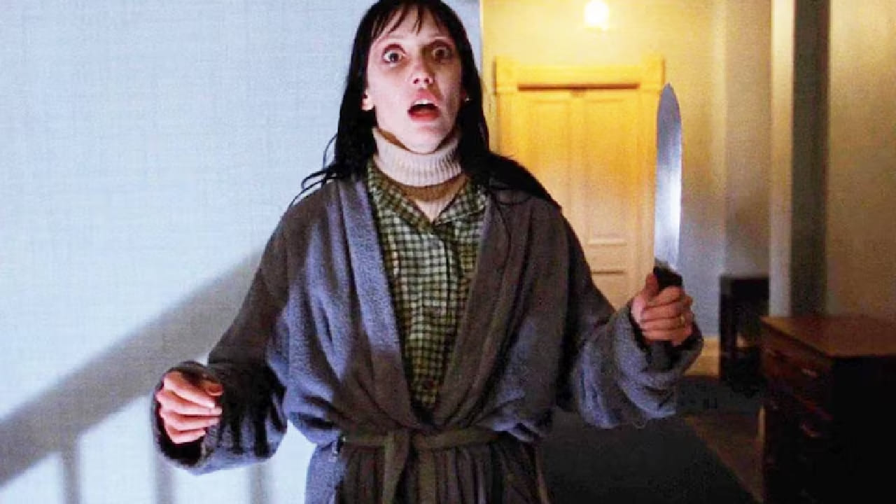 हॉटेलचा भयानक भूतकाळ जॅकच्या मनावर परिणाम करू लागतो.  13 जून 1980 रोजी प्रदर्शित झालेल्या The Shining या चित्रपटाला सुरुवातीला मिश्र प्रतिक्रिया मिळाली होती.