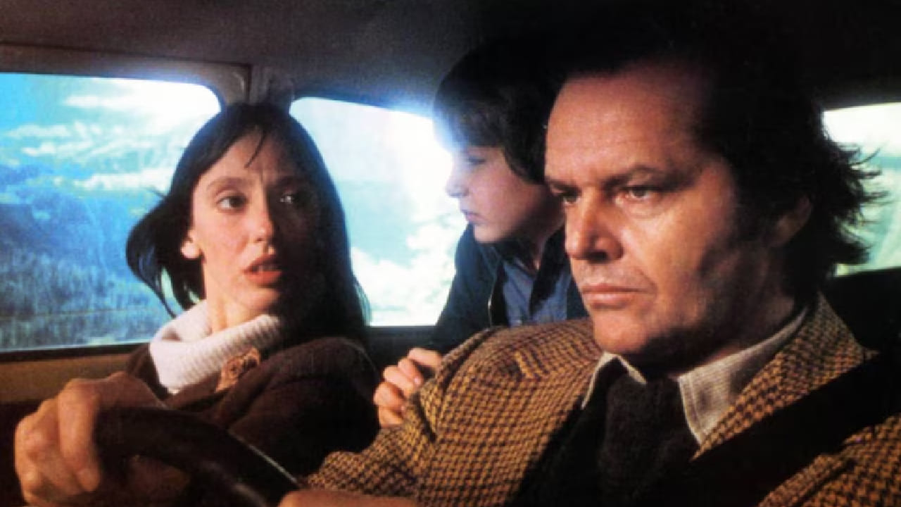 चित्रपटाची कथा लेखक जॅक टॉरन्स आणि त्याच्या कुटुंबाभोवती फिरते. जॅक आपल्या पत्नी आणि मुलासह हिवाळ्यात एका सुनसान हॉटेलची देखभाल करण्यासाठी तिथे राहायला जातो. बर्फाने वेढलेल्या त्या हॉटेलमध्ये हळूहळू विचित्र आणि भयावह घटना घडू लागतात. 