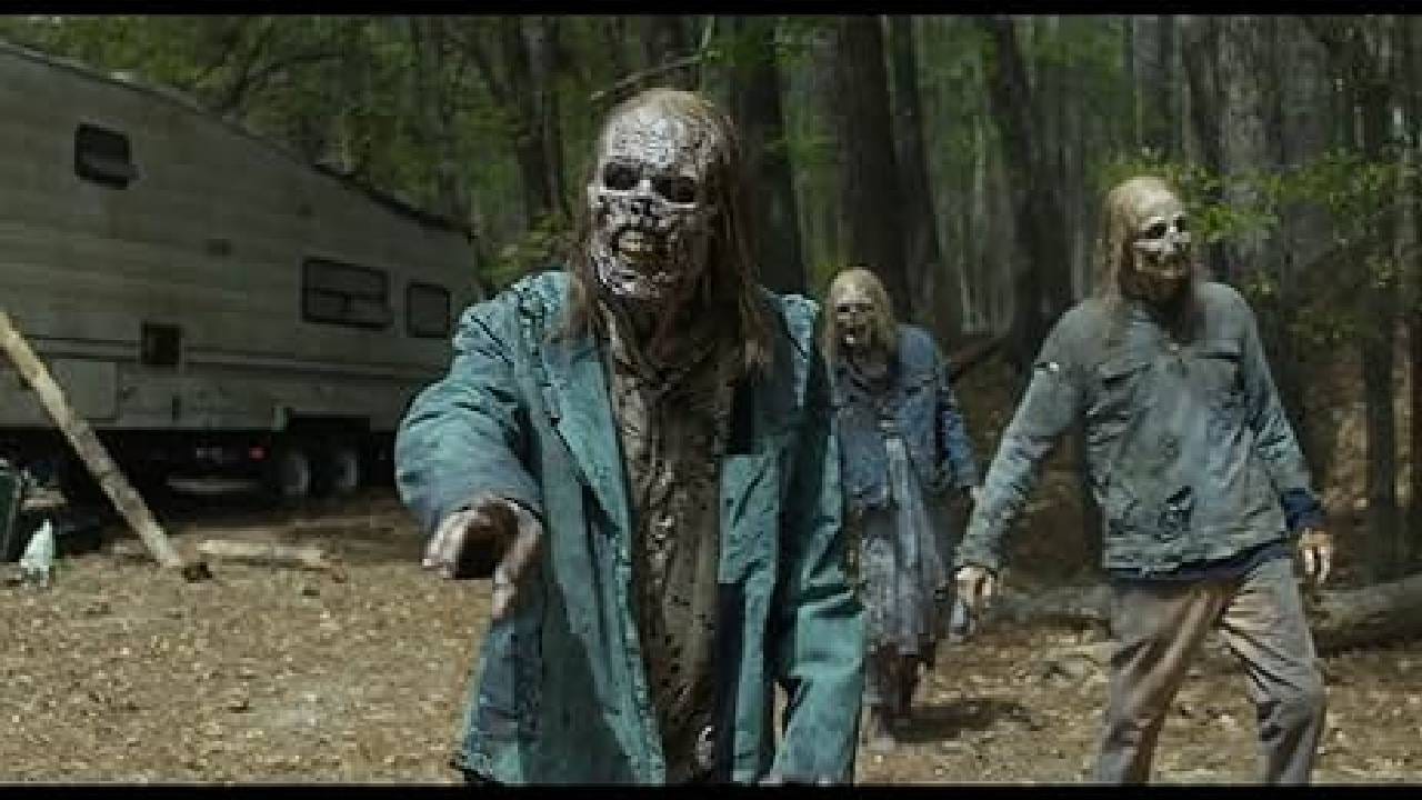 कथेच्या सुरुवातीला मुख्य पात्र रिक ग्राइम्स (पोलिस अधिकारी) कोमातून जागा होतो आणि त्याला धक्काच बसतो. संपूर्ण जग एका भयंकर व्हायरसने उद्ध्वस्त झालं आहे. माणसं आता माणसं उरलेली नाहीत, तर नरमांस खाणारे झोम्बी बनली आहेत. शहरं ओस पडली आहेत, रस्त्यावर फक्त मृतदेह फिरत आहेत.