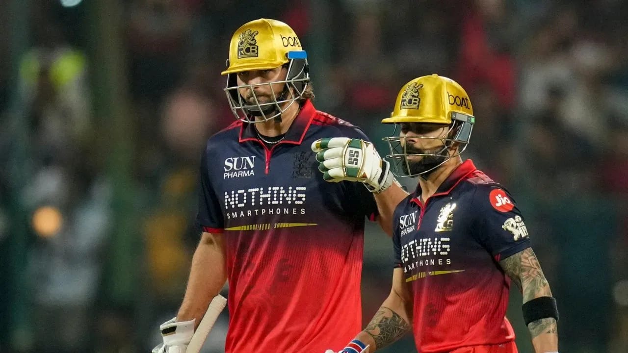 तसेच आरसीबी स्पर्धेच्या इतिहासात सर्वात कमी चेंडूत 200 पेक्षा अधिक धावांचा यशस्वी पाठलाग करणारी टीम ठरली. आरसीबीने 15.4 ओव्हरमध्ये 202 धावांचं आव्हान पूर्ण केलं. आरसीबीआधी राजस्थान रॉयल्सने 2025 साली गुजरात विरुद्ध 15.5 ओव्हरमध्ये अशी कामगिरी केली होती. (Photo Credit : PTI)