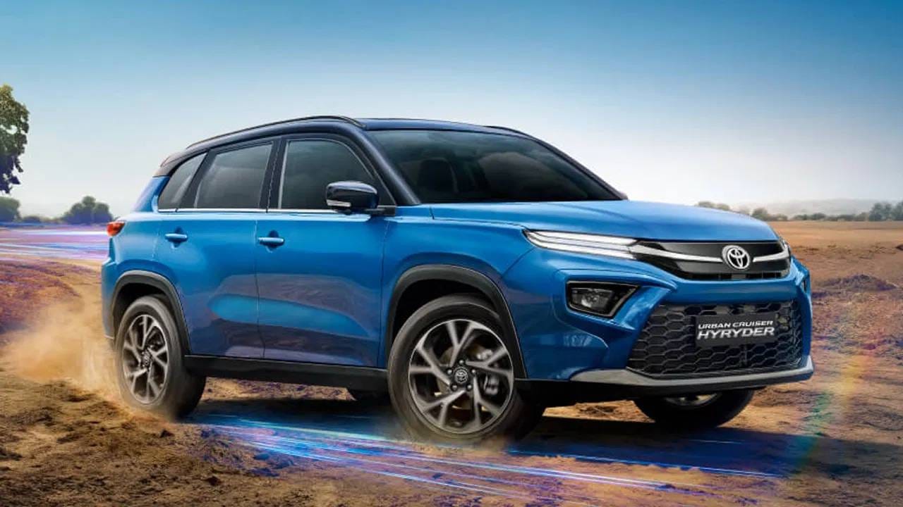 Toyota Urban Cruiser Hyryder Features : या एसयूवीमध्ये 55 कनेक्टेड फीचर्स, एपल कार प्ले, एंड्रॉयड ऑटो, 6 एयरबॅग्स, 360 डिग्री कॅमेरा, व्हीकल स्टेबलिटी कंट्रोल, हिल होल्ड असिस्ट सारख्या खास फीचर्सचा सपोर्ट मिळतो.(फोटो- टोयोटा)