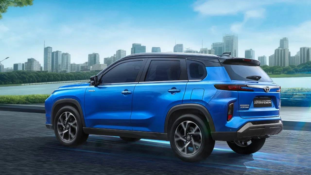 Toyota Urban Cruiser Hyryder Price in India : या कारची किंमत 10,99,000 रुपयापासून (एक्स शोरूम) सुरु होते.  या किंमतीत बेस वेरिएंट मिळेल. जर, तुम्हाला टॉप मॉडल हवं असेल तर 20,19,000 रुपये (एक्स शोरूम) खर्च करावे लागतील (फोटो- टोयोटा)
