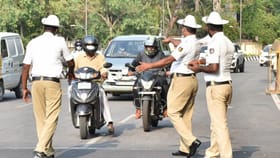 हेल्मेट घातले तरीही होऊ शकतो दंड, बाईक चालवण्यापूर्वी हा नियम वाचा.