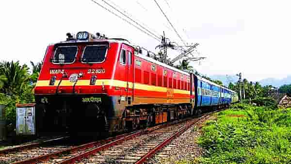 Interesting Facts: काय सांगता, कार-बाईकच नाही, ट्रेन पण देते मायलेज! फुल टाकी भरल्यावर धावते किती?
