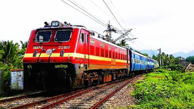 Interesting Facts: काय सांगता, कार-बाईकच नाही, ट्रेन पण देते मायलेज! फुल टाकी भरल्यावर धावते किती?