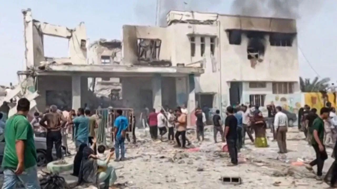 Baba Vanga War Prediction News: इस्रायलने शनिवारी इराणवर मोठ्या प्रमाणात सैन्य कारवाई सुरू केली आहे. इराणची राजधानी तेहरानवर इस्त्रायलने मोठे हल्ले केले. इस्रायलच्या संरक्षण मंत्र्यांनी या हल्ल्यांची अधिकृत पुष्टी केली आहे. माध्यमांच्या अहवालानुसार, इराणमधील सुमारे ३० शहरांवर हे हल्ले करण्यात आले आहेत. रशिया, युरोपियन संघ आणि संयुक्त राष्ट्रांच्या अधिकाऱ्यांनी सर्व पक्षांना सावध राहण्याचे आणि संयम बाळगण्याचे आवाहन केले आहे. अमेरिका आणि इस्रायलच्या या हल्ल्यांमुळे इराणसोबत वाटाघाटीद्वारे तोडगा काढण्याच्या आशा धुळीला मिळाल्या आहेत.