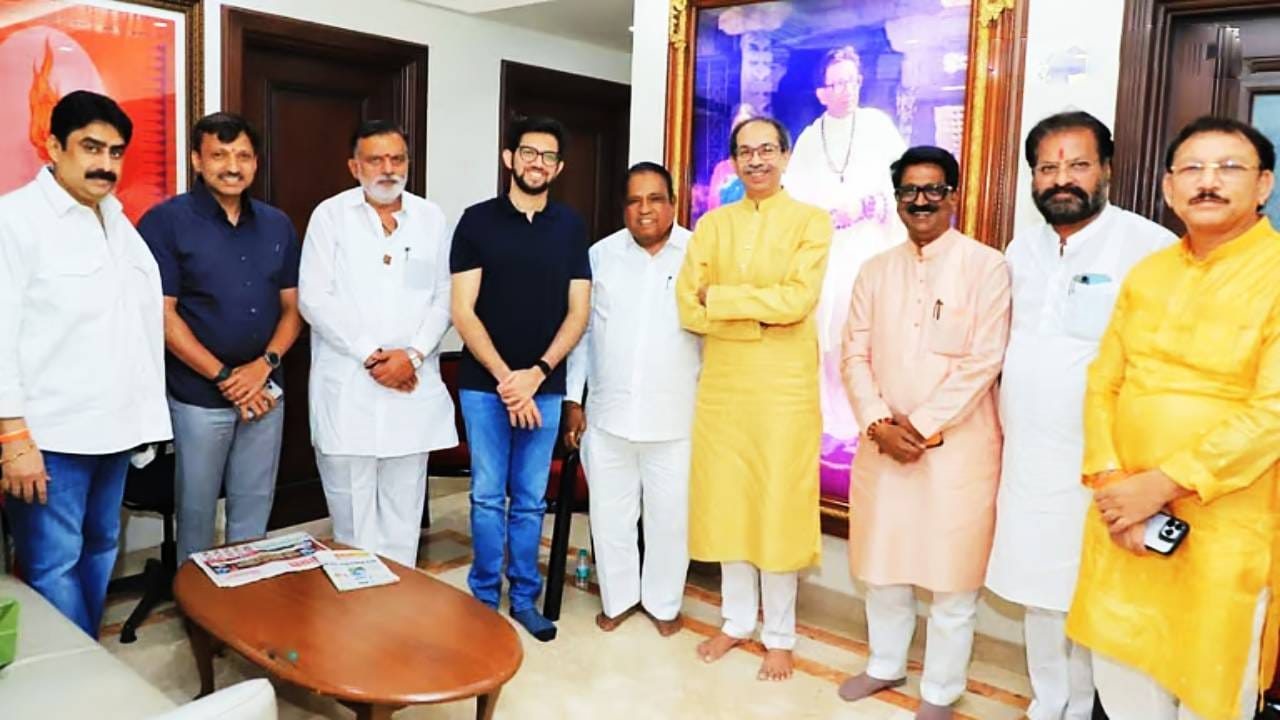 Uddhav Thackeray: राज्यसभेच्या जागेवरून खडाजंगी? प्रियंका चतुर्वेदी संतापल्या का? उद्धव ठाकरेंनी बोलावलेल्या खासदारांच्या बैठकीत घडलं काय? Uddhav Thackeray: राज्यसभेच्या जागेवरून खडाजंगी? प्रियंका चतुर्वेदी संतापल्या का? उद्धव ठाकरेंनी बोलावलेल्या खासदारांच्या बैठकीत घडलं काय?