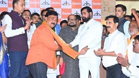 मोठी बातमी! उद्धव ठाकरेंना जबर हादरा! एकनाथ शिंदेंनी माजी खासदार फोडला.