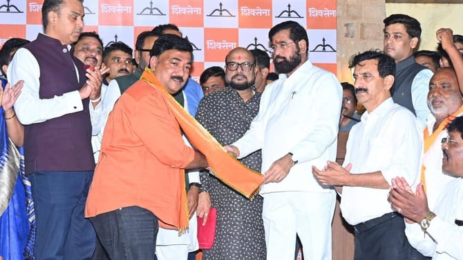 मोठी बातमी! उद्धव ठाकरेंना जबर हादरा! एकनाथ शिंदेंनी माजी खासदार फोडला