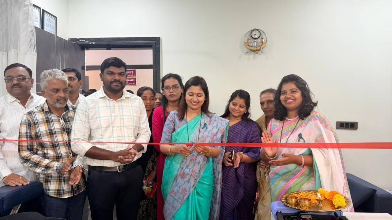 जागतिक महिला दिनानिमित्ताने लोहा येथील मेडिकेअर हॉस्पिटलमध्ये महिलांमध्ये वाढत असलेल्या गर्भाशयाच्या मुखाच्या कर्करोगावर प्रतिबंध करण्यासाठी लसीकरण शिबिराचे आयोजन करण्यात आले.