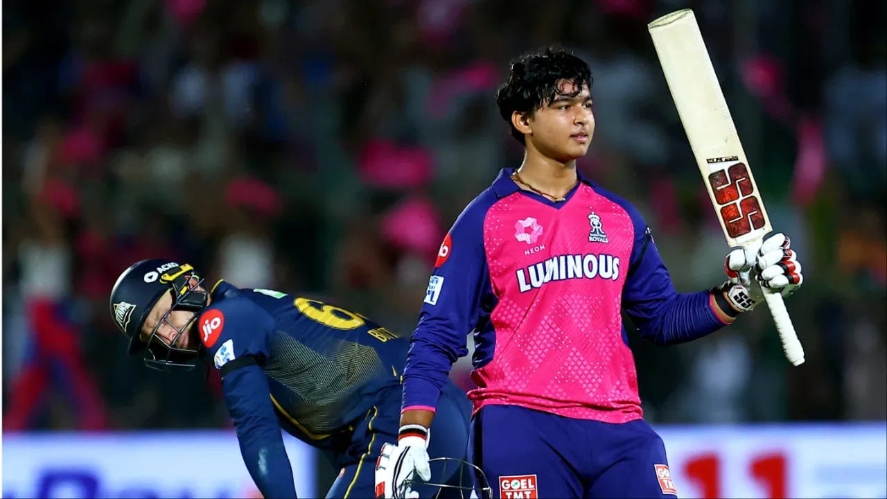  वैभव सूर्यवंशी याच्या नावावर आयपीएलमध्ये सर्वात कमी वयात शतक लगावण्याचा विक्रम आहे. वैभवने वयाच्या 14 व्या  वर्षी ही किमया केली होती. त्यामुळे वैभवचा हा विक्रम येत्या काही वर्षात तरी ब्रेक होईल याची काडीमात्र शक्यता नाही. (Photo Credit: PTI)