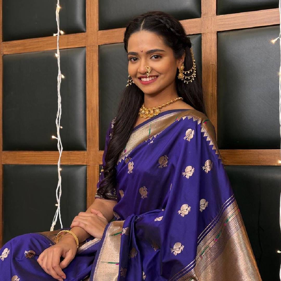 "गुढी पाडव्याला डोंबिवलीच्या शोभायात्रेत ‘शुभ श्रावणी’च्या सहकलाकारांसोबत सहभागी होणार आहे. प्रेक्षकांना भेटण्याची ही एक संधी असते आणि नववर्ष त्यांच्यासोबत साजरे करण्याचा अनुभव खूप सुखद असतो. शोभायात्रे मधला लोकांचा उत्साह पाहण्यासारखा आणि अनुभवण्यासारखा असतो. मी ही छान पारंपरिक वेशभूषेत या शोभायात्रेत जाणार आहे. माझ्या घरीही तितक्याच उत्साहाने गुढी पाडवा साजरा केला जातो. आम्ही एकत्र गुढी उभारतो आणि आई मस्त बासुंदी पुरीच जेवण बनवते," असं शुभ श्रावणी मालिकेत श्रावणीची भूमिका साकारणारी वल्लरी विराज म्हणाली. 
