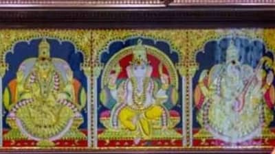 Vastu Shastra : देवी देवतांपासून ते पितरांपर्यंत, घरात फोटो लावण्याचे हे नियम जाणून घ्या, आयुष्यात पैसा कधी कमी पडणार नाही