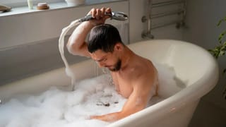 Vastu Shastra : अंघोळीच्या पाण्यात मिसळा या चार वस्तू, पैशांच्या सर्व समस्या होतील दूर