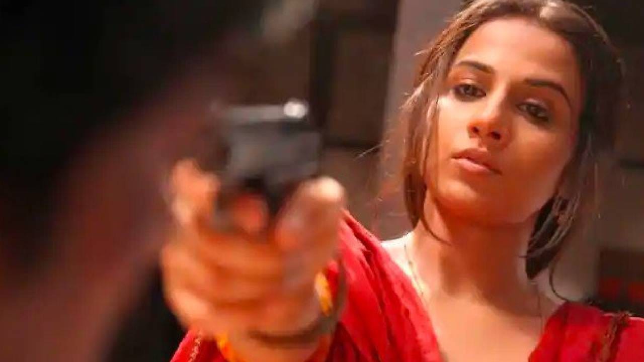 विद्या बालन - मनमोहक 'परिणीता'च्या भूमिकेपासून ते 'द डर्टी पिक्चर'मधील सिल्क स्मिताच्या भूमिकेपर्यंत, विद्या बालनने आपल्या कारकिर्दीत विविध प्रकारच्या भूमिका सहजतेने साकारल्या आहेत. पण 'इश्किया'मधील एका निर्दयी खलनायिकेच्या भूमिकेतून विद्याने सिद्ध केलं की कोणतंही पात्र, अगदी नकारात्मक भूमिकाही सहज  साकारण्याची क्षमता तिच्यामध्ये आहे.