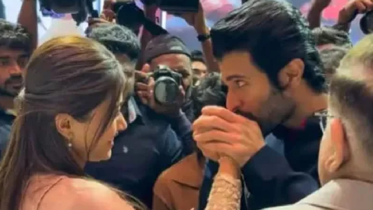 हा क्षण अत्यंत भावूक करणारा ठरला. मुलगा इतके मोठे सामाजिक कार्य करताना पाहून विजयच्या आई माधवी यांच्या डोळ्यांत अभिमानाचे अश्रू दाटले. तसेच पत्नी रश्मिका मंदाना आणि भाऊ आनंद देवरकोंडा यांनीही या उपक्रमाचे कौतुक केले. गावकऱ्यांनी टाळ्यांच्या कडकडाटात या निर्णयाचे स्वागत केले.