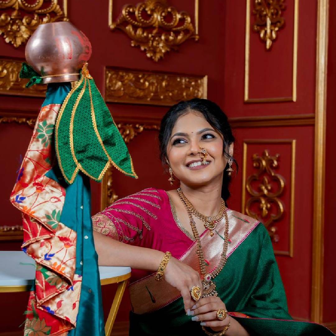 "यावर्षी मी डोंबिवलीच्या शोभायात्रेत सहभागी होणार आहे आणि नंतर दरवर्षीप्रमाणे मी गावी जाणार आहे. गुढी पाडव्याच्या नंतर जो शनिवार येतो, त्या दिवशी आमच्या गावात ग्रामदेवता जानुबाईची जत्रा असते, त्यासाठी आम्ही सर्व जातो. यावर्षी एक खास गोष्ट म्हणजे, मागच्या वर्षी जत्रेसाठी गावी गेले असताना, ज्या दिवशी जत्रा होती त्याच दिवशी मला ‘कमळी’साठी कॉल आला होता. तेव्हा मी मनात इच्छा व्यक्त केली होती की हे काम मिळावे, आणि ते झाले म्हणून यावेळी आभार मानणार आहे. आमच्याकडे आजी गुढी उभारायची. मी सातारची असल्यामुळे घरी पुरणपोळी, गुळवणी आणि कटाची आमटी असतेच. मला ढोल-ताशा पथक खूप आवडते, शोभायात्रेबद्दल खूप उत्सुक आहे", असं कमळी मालिकेत कमळीची भूमिका साकारणारी विजया बाबरने सांगितलं. 
