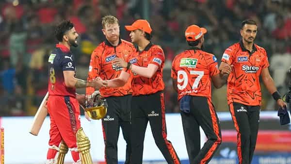 गतविजेता आरसीबी अर्थात रॉयल चॅलेंजर्स बंगळुरुने शनिवारी 28 मार्च रोजी आयपीएल स्पर्धेतील 19 व्या मोसमात विजयी सलामी दिली. आरसीबीने सनरायजर्स हैदराबादवर 6 विकेट्सने विजय मिळवला. आरसीबीने घरच्या मैदानात अर्थात एम चिन्नास्वामी स्टेडियममध्ये या विजयासह 16 वर्षांची प्रतिक्षा संपवली. (Photo Credit : PTI)