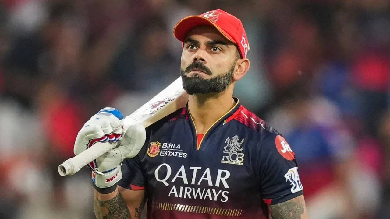 विराट कोहलीने आंतरराष्ट्रीय क्रिकेटमधून टी20 क्रिकेटला रामराम ठोकल्यानंतर वेगळ्या शैलीत फलंदाजी करत आहे. क्रिझवर आल्या आल्या त्याने षटकार मारले. विराट कोहलीने मागच्या पाच डावात 2 शतकं ठोकली आहेत. तसेच एक अर्धशतकही नावावर आहे. (Photo- PTI)