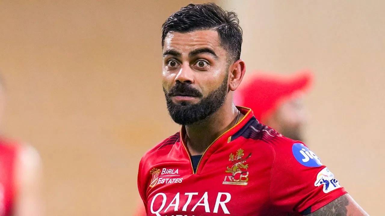 विराट कोहलीला षटकारांचं त्रिशतक पूर्ण करण्यासाठी 9 षटकारांची गरज आहे. विराट कोहलीने 259 डावात 291 षटकार मारले आहे. यापूर्वी आयपीएल स्पर्धेत षटकारांचं त्रिशतक ठोकण्याची कामगिरी भारताकडून रोहित शर्माने केली आहे. त्याने 302 षटकार मारले आहेत. तर सर्वाधिक षटकार मारण्याच विक्रम ख्रिस गेलच्या नावावर आहे. त्याने 357 षटकार मारलेत. (Photo- PTI)