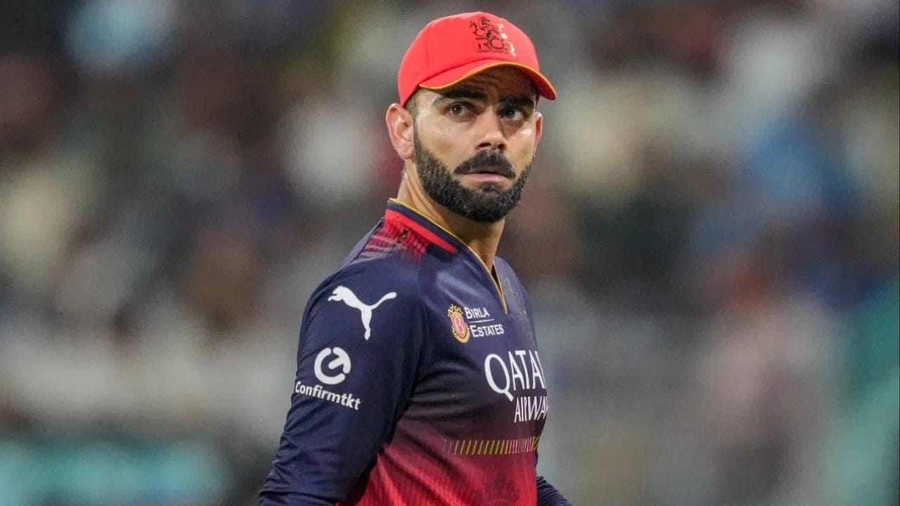 टी20 आंतरराष्ट्रीय क्रिकेटला रामराम ठोकला असला तरी आयपीएल स्पर्धेत हा फॉर्मेट खेळणार आहे. दोन महिने विराट कोहली मैदानात घाम गाळताना दिसणार आहे. असं असताना आयपीएलच्या या पर्वात एक मोठा विक्रम आपल्या नावावर करण्याची शक्यता आहे. यासाठी त्याला  9 मोठ्या आणि उत्तुंग फटक्यांची गरज आहे. (Photo- PTI)