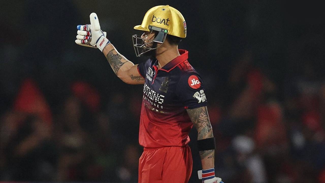 विराट कोहलीने अर्धशतकी खेळी करत आयपीएलच्या पहिल्याच सामन्यात फॉर्मात असल्याचं दाखवून दिलं आहे. आता उर्वरित सामन्यात विराट कोहली अधिक आक्रमक खेळणार यात शंका नाही. (Photo: RCB Twitter)