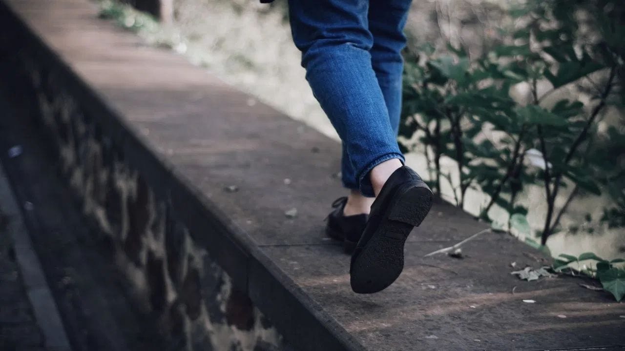 एक किलोमीटर चालणे ही एक छोटीशी सुरुवात ठरु शकते. परंतू ते ही आरोग्यासाठी खूप महत्वाचे ठरु शकते. कालांतराने अंतर आणि वेळ वाढवून तुम्ही दिवसाला अधिक पावले चालण्यास शिकले पाहिजे. 