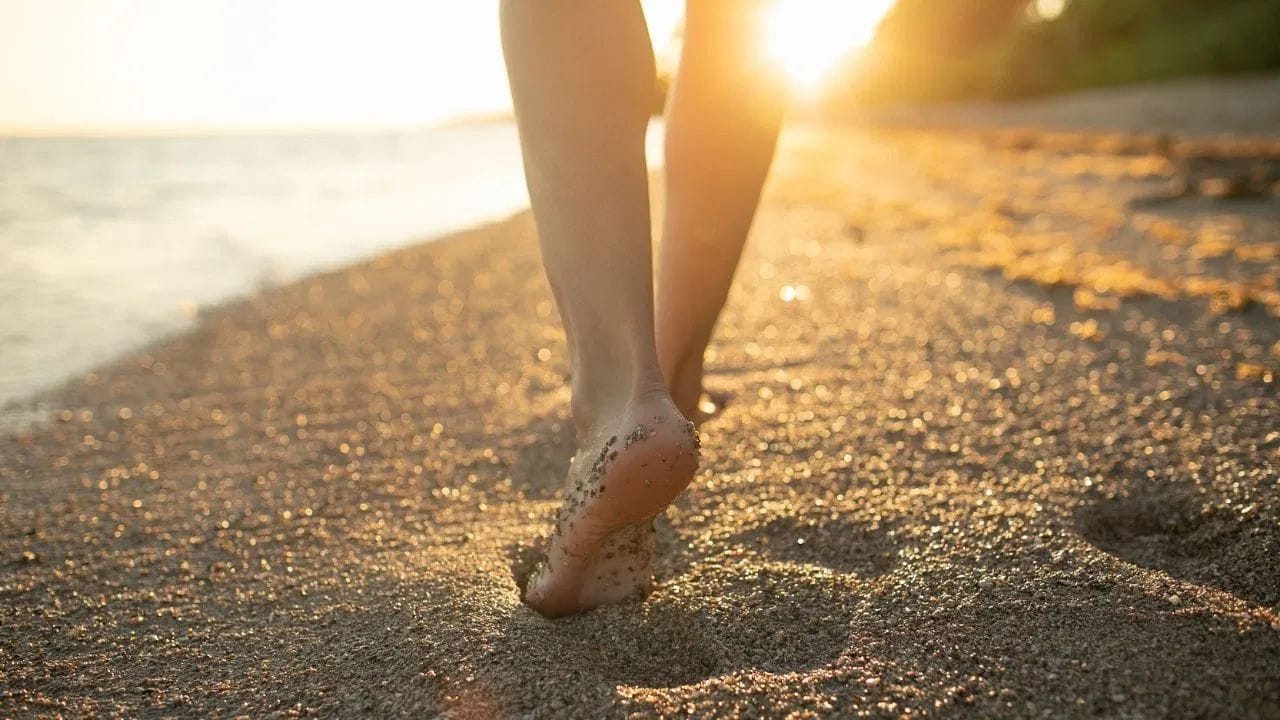 चालणे हा सर्वात सोपा व्यायामाचा प्रकार आहे. ज्यासाठी  कोणत्याही उपकरणाची किंवा व्यायाम शाळेची गरज नाही. तुम्ही दैनंदिन कामातून वेळ काढून चालायला सुरुवात करु शकतो. नियमित चालल्याने शरीरच नाही तर मन ताजे आणि तवाणे होते.