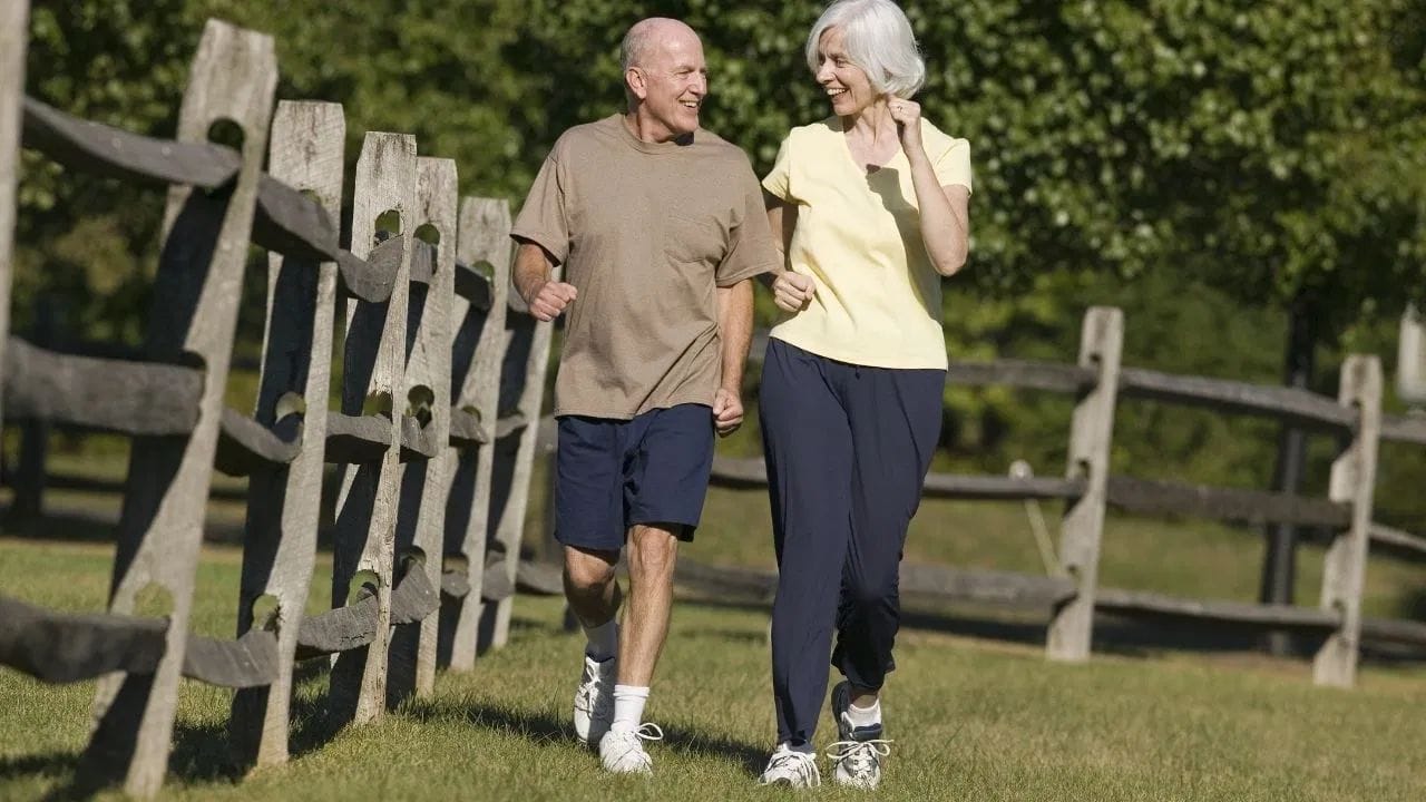 चालणे मानसिक आरोग्यसाठी देखील चांगले असते. चालल्याने शरीरातील एंडोर्फिन नावाचे हार्मोन्स स्रवते.त्यामुळे मन:स्थिती चांगली होते.  दिवसातून काही मिनिटे चालण्याने मन ताजेतवाने होते. आणि थकवा कमी होतो.