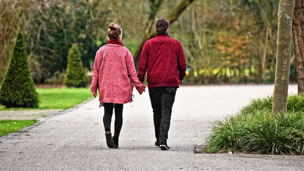 वजन कमी करण्यासाठी केवळ एक किमी चालणे कदाचित पुरेसे नाही. साधारणपणे इतके चालण्याने ४० ते ६० कॅलरीज खर्च होतात. तुम्हाला वजन कमी करायचे असेल तर अधिक चालणे आणि संतुलित आहार घ्यावा लागेल. 