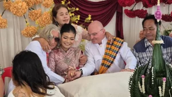 महिलेने एकाच मंडपात दोन तरुणांसोबत केलं लग्न, अनोख्या लग्नाचे फोटो इंटरनेटवर व्हायरल