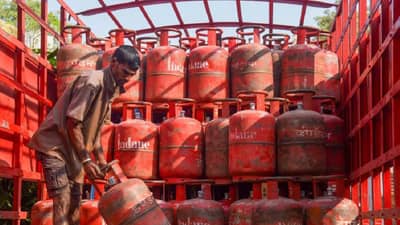 LPG Gas Cylinder नेहमी लाल रंगाचे का असते? हिरवे, पिवळे, निळे का नसते?