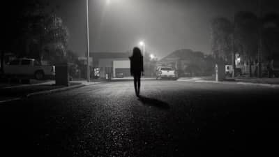 मध्यरात्री डोक्यावर हंडे घेऊन फिरत होत्या, CCTV पाहाताच पोलिस चकीत झाले, नेमकं काय घडलं?