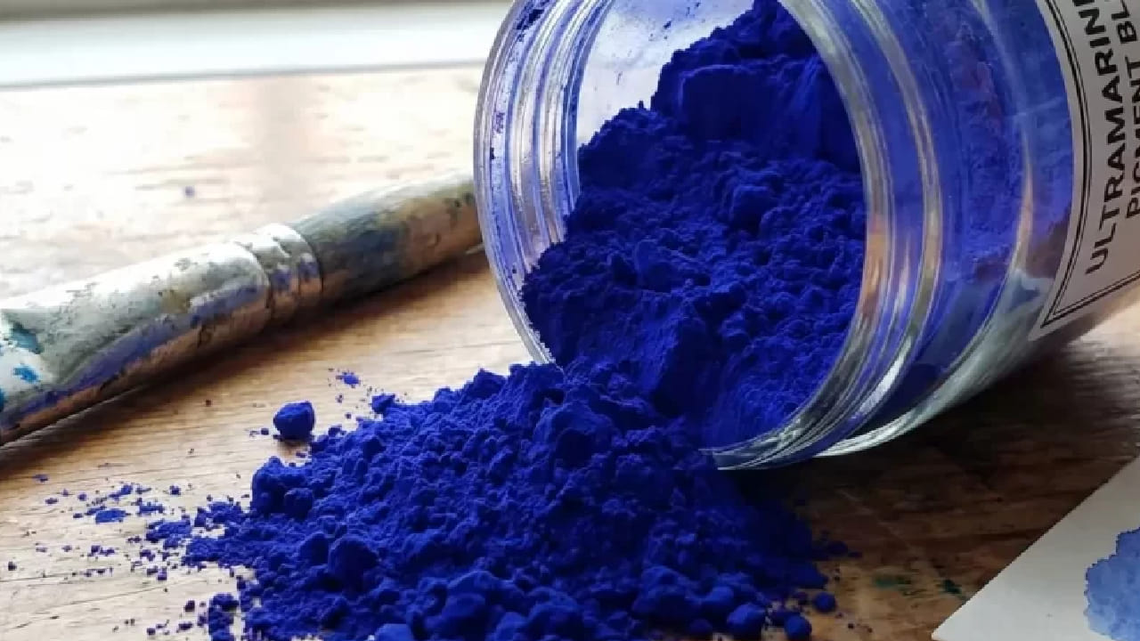 लॅपिस लाजुली हा एखादा साधा रंग नसून एक अर्ध-मौल्यवान दगड आहे. त्याचा रंग गडद, चमकदार निळा असतो आणि त्यात सोनेरी ठिपके दिसतात. हे ठिपके ‘पायराइट’ या खनिजामुळे तयार होतात ज्यामुळे हा दगड तारकांनी भरलेल्या आकाशासारखा भासतो.