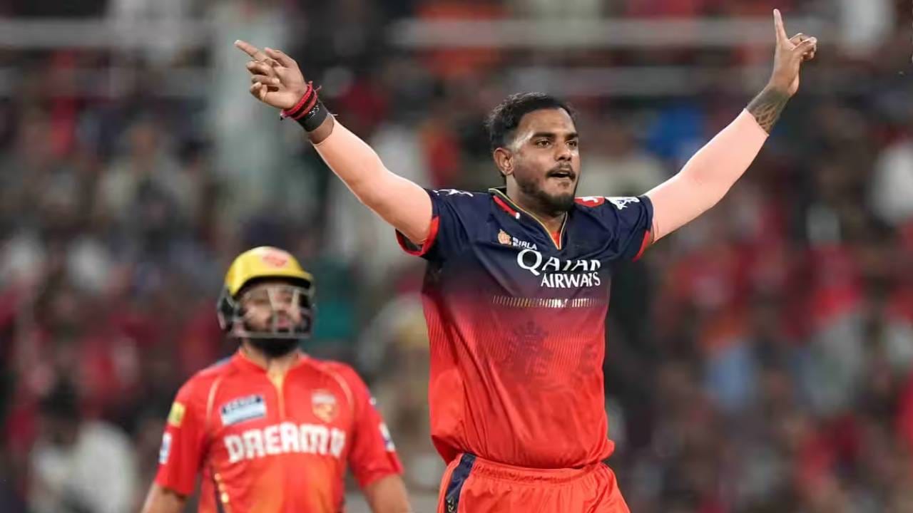 आयपीएल 2026 स्पर्धेत गतविजेता आरसीबी संघ पुन्हा एकदा जेतेपदाचं स्वप्न उराशी बाळगून उतरणार आहे. गेल्या काही वर्षांपासूनचं स्वप्न मागच्या पर्वात पूर्ण झालं. आता पुन्हा जेतेपदाची तयारी सुरू केली आहे. असं असताना सराव शिबिरात यश दयालची गैरहजेरीमुळे चर्चांना उधाण आलं आहे. (Photo: BCCI/IPL)