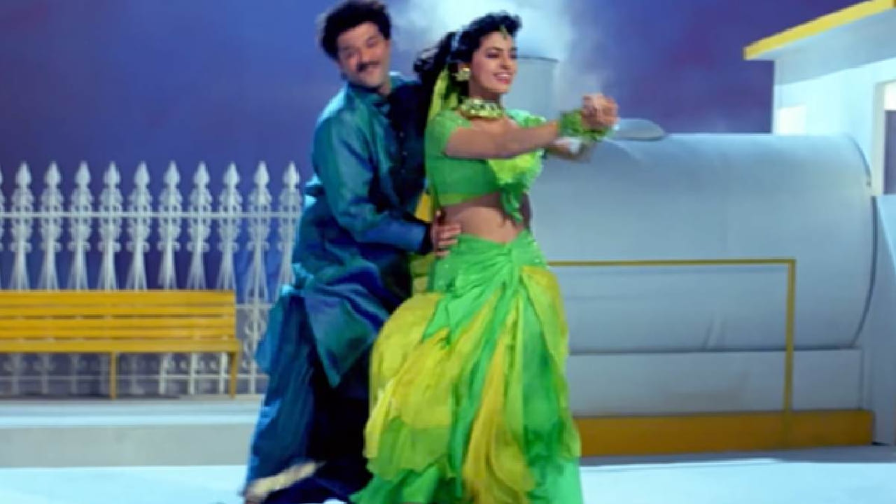 त्या काळात या गाण्यामुळे सेन्सॉर बोर्डालाही धक्का बसल्याची चर्चा झाली होती. तर काही महिला संघटनांनीही या गाण्याचा विरोध करत बंद करण्याची मागणी केली होती. 