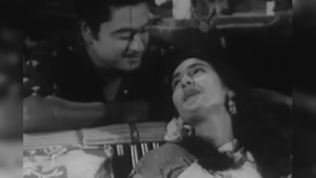 1958 साली प्रदर्शित झालेलं ‘ये रातें ये मौसम’ हे गाणं त्या काळातील अत्यंत लोकप्रिय आणि गाजलेलं रोमँटिक गाणं ठरलं. किशोर कुमार आणि आशा भोसले यांनी आपल्या सुरेल आवाजात हे गाणं गायले असून त्यावेळी प्रेक्षकांनी त्याला प्रचंड प्रतिसाद दिला होता.