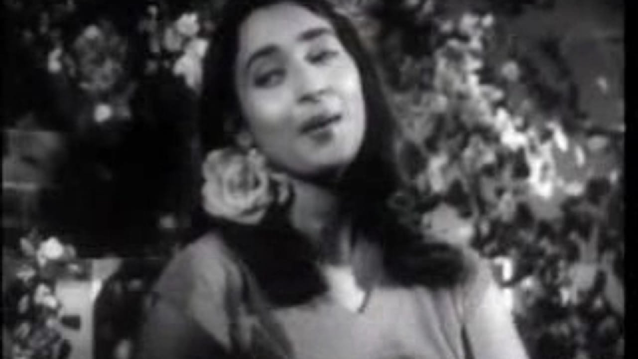 या सुंदर गाण्याला संगीत रवि यांनी दिलं होतं तर गीतकार शैलेंद्र यांनी त्याचे बोल लिहिले होते. या दोघांच्या अप्रतिम संगमामुळे हे गाणं अधिकच खास बनलं. त्यात किशोर कुमार आणि आशा भोसले यांच्या आवाजाने जणू चार चांद लावले.