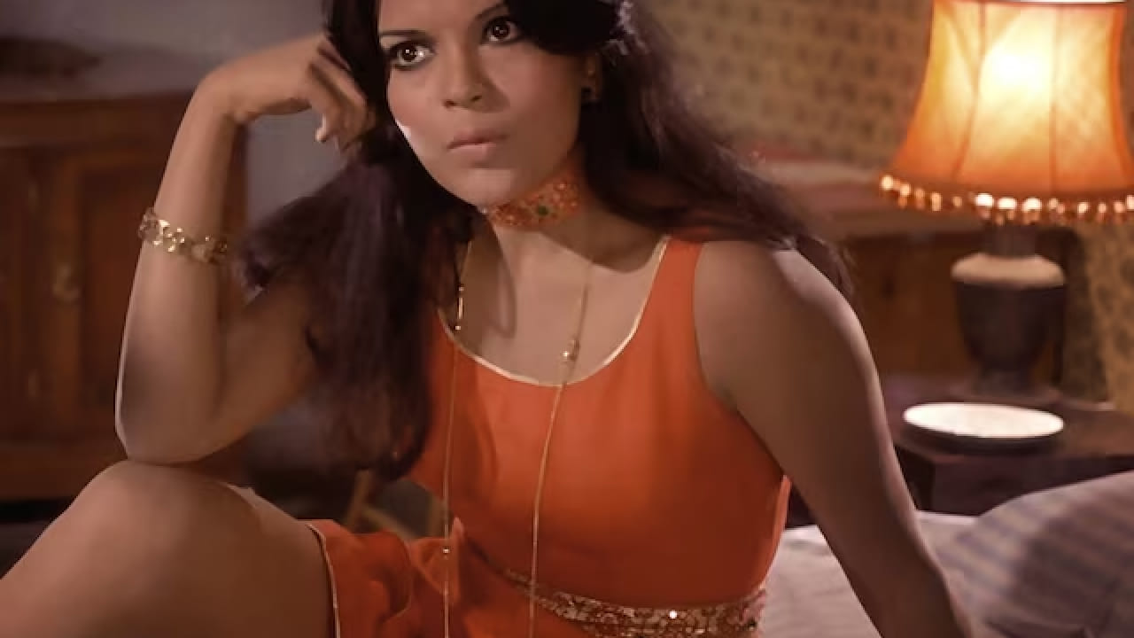 सुमारे 45 मिनिटांनी अमिताभ बच्चन थेट सेटवर पोहोचले. जीनत अमानही सेटवर गेल्या. पण त्या आधीच चित्रपटाचे दिग्दर्शक चिडलेले होते. त्यांनी कोणतीही खात्री न करता सर्वांसमोर जीनत अमानलाच उशीरासाठी जबाबदार धरले आणि तिला सुनावले.