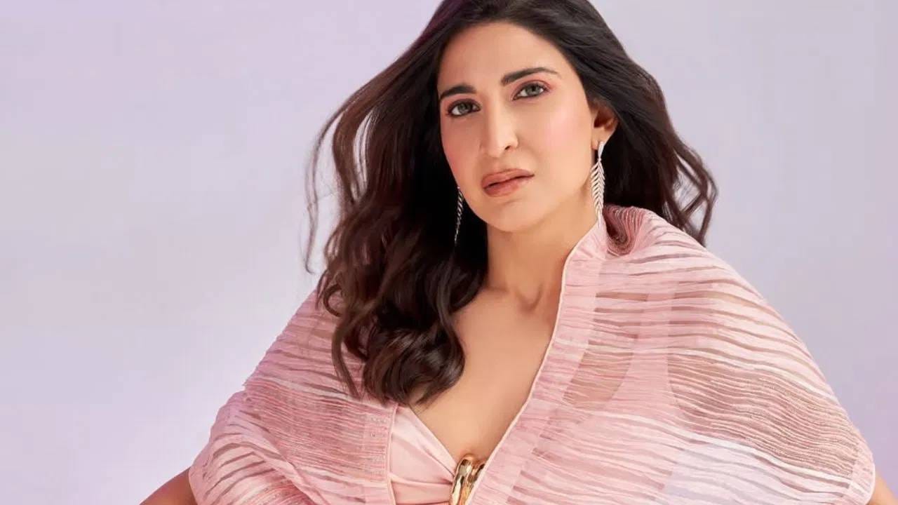 अहाना कुमराने धुरंधर नंतर दानिश पंडोरसाठी स्पेशल पोस्ट शेअर केली. धुरंधरमध्ये तुझं यश पाहणं जादुई आहे. तुझा अभिमान वाटतो. तिने दोन्ही भागांच्या स्क्रिनिंगला दानिश सोबत आली होती. धुरंधरच्या सगळ्या टीमला ती भेटली. 