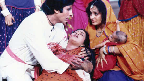 1987-88 च्या सुमारास बोफोर्स घोटाळा प्रकरणामुळे अमिताभ बच्चन यांची प्रतिमा कमी झाली होती. अनेक मोठ्या दिग्दर्शकांनी त्यांच्यापासून अंतर ठेवले होते आणि त्यांच्या काही चित्रपटांचे प्रदर्शनही पुढे ढकलण्यात आले होते. अशा कठीण काळात निर्माता केसी बोकाड़िया यांनी अमिताभ यांच्यावर विश्वास ठेवत त्यांना चित्रपटाची ऑफर दिली.